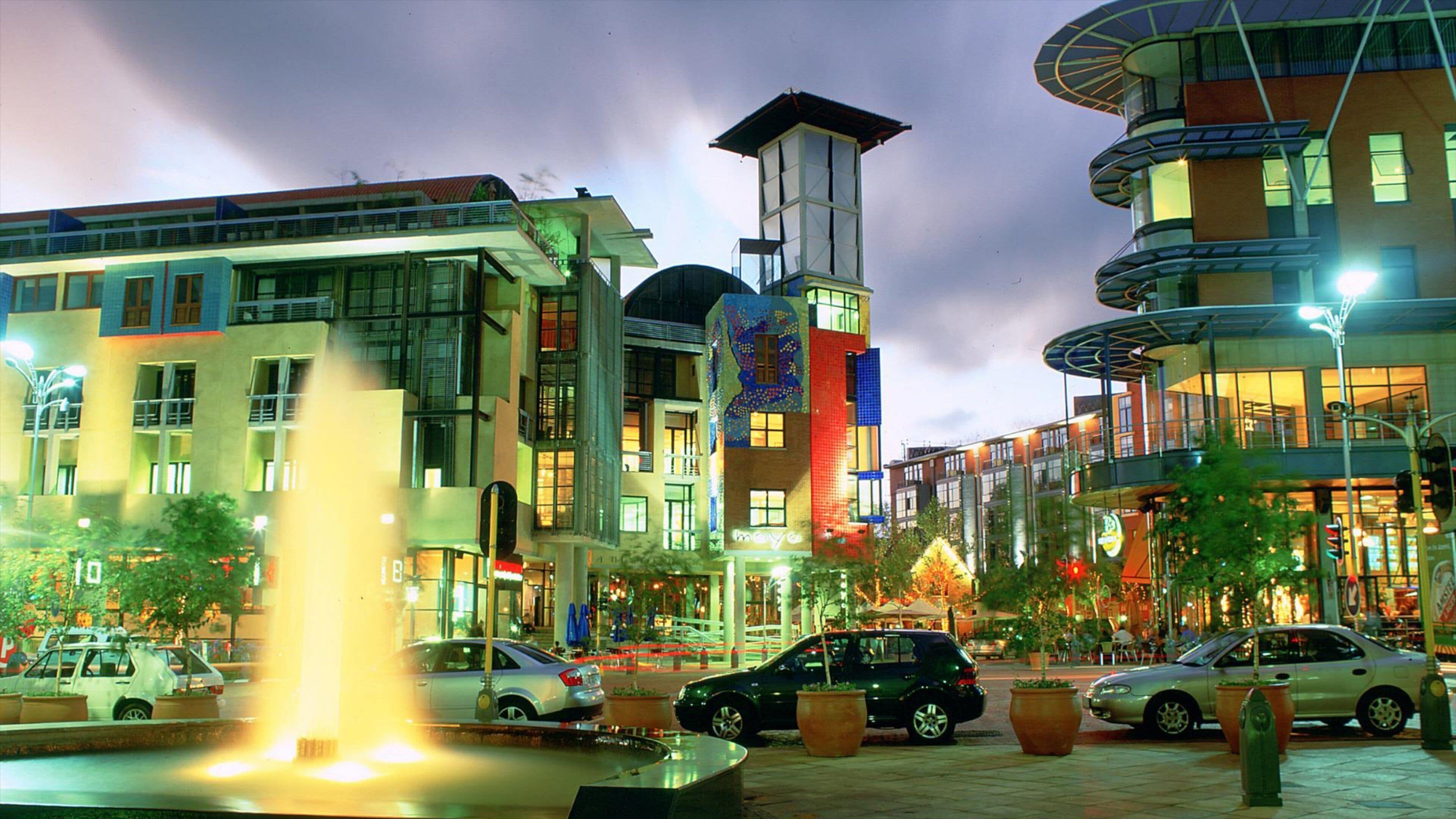 Joanesburgo que inclui cenas de rua, uma fonte e uma cidade