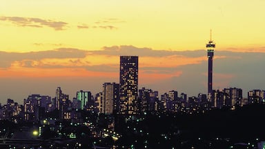 Johannesburg som viser solnedgang, by og silhuett