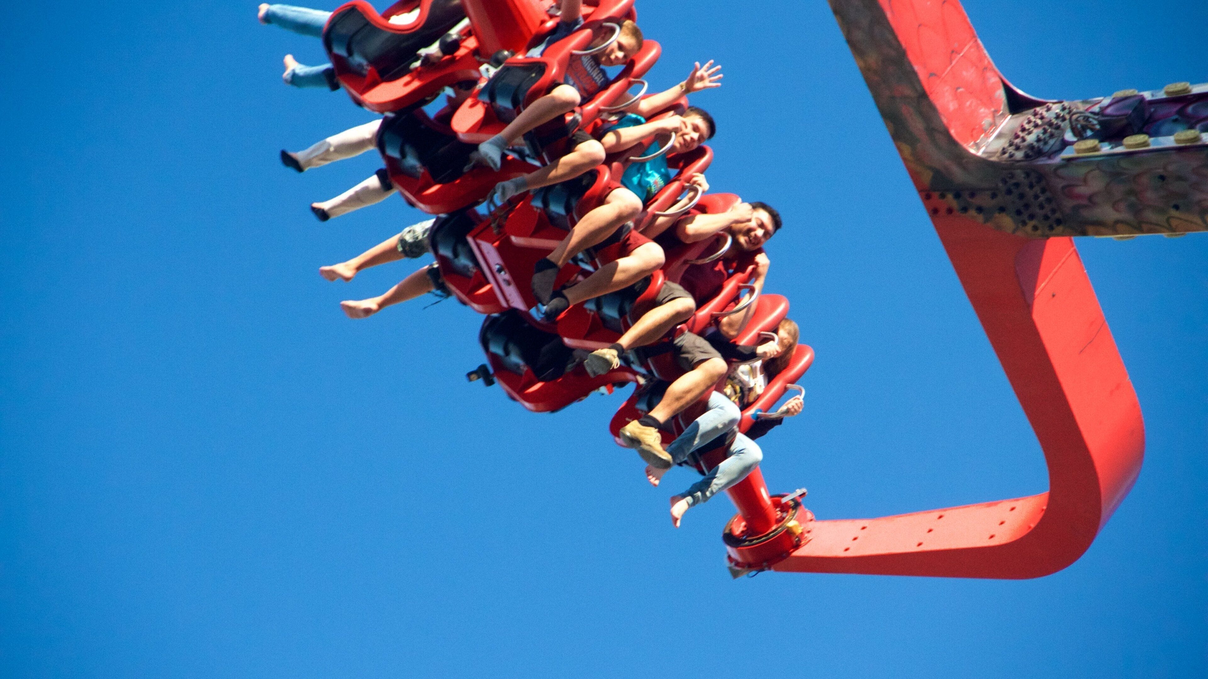 Wiener Prater mostrando paseos y también un pequeño grupo de personas