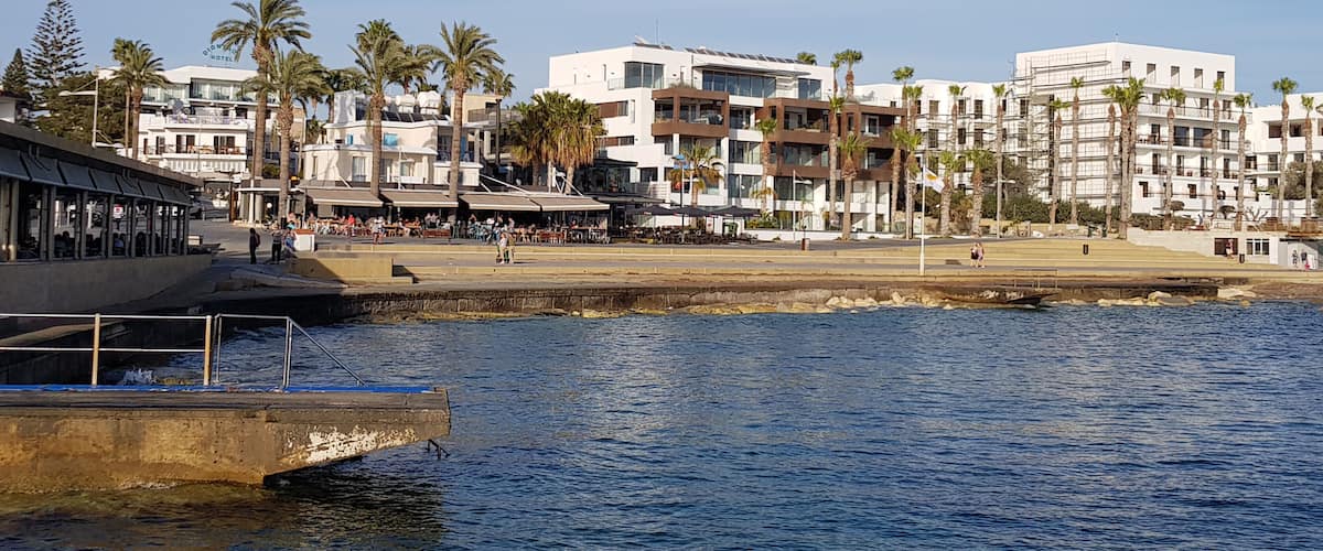 Paphos walking distance from Bus station, Places to eat and shops. Harbour and Castle in walking Distance.