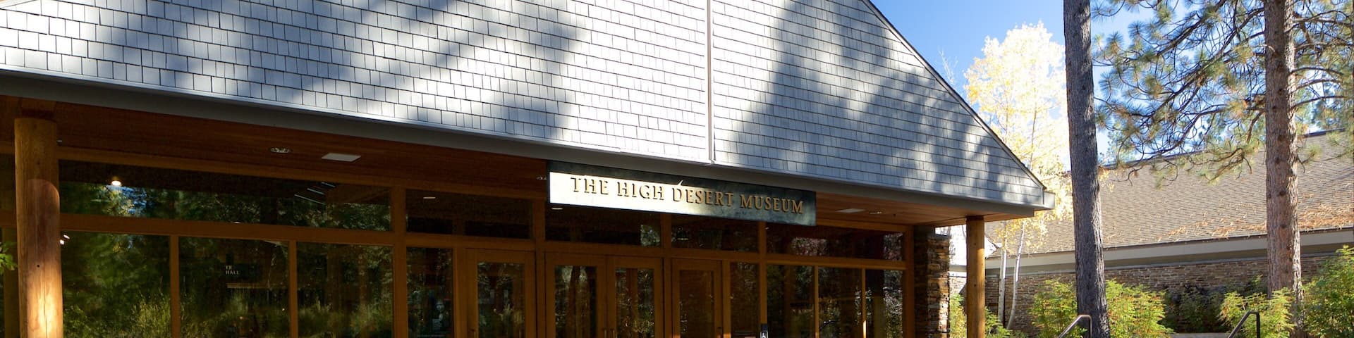 A building with a sign reading "The High Desert Museum."