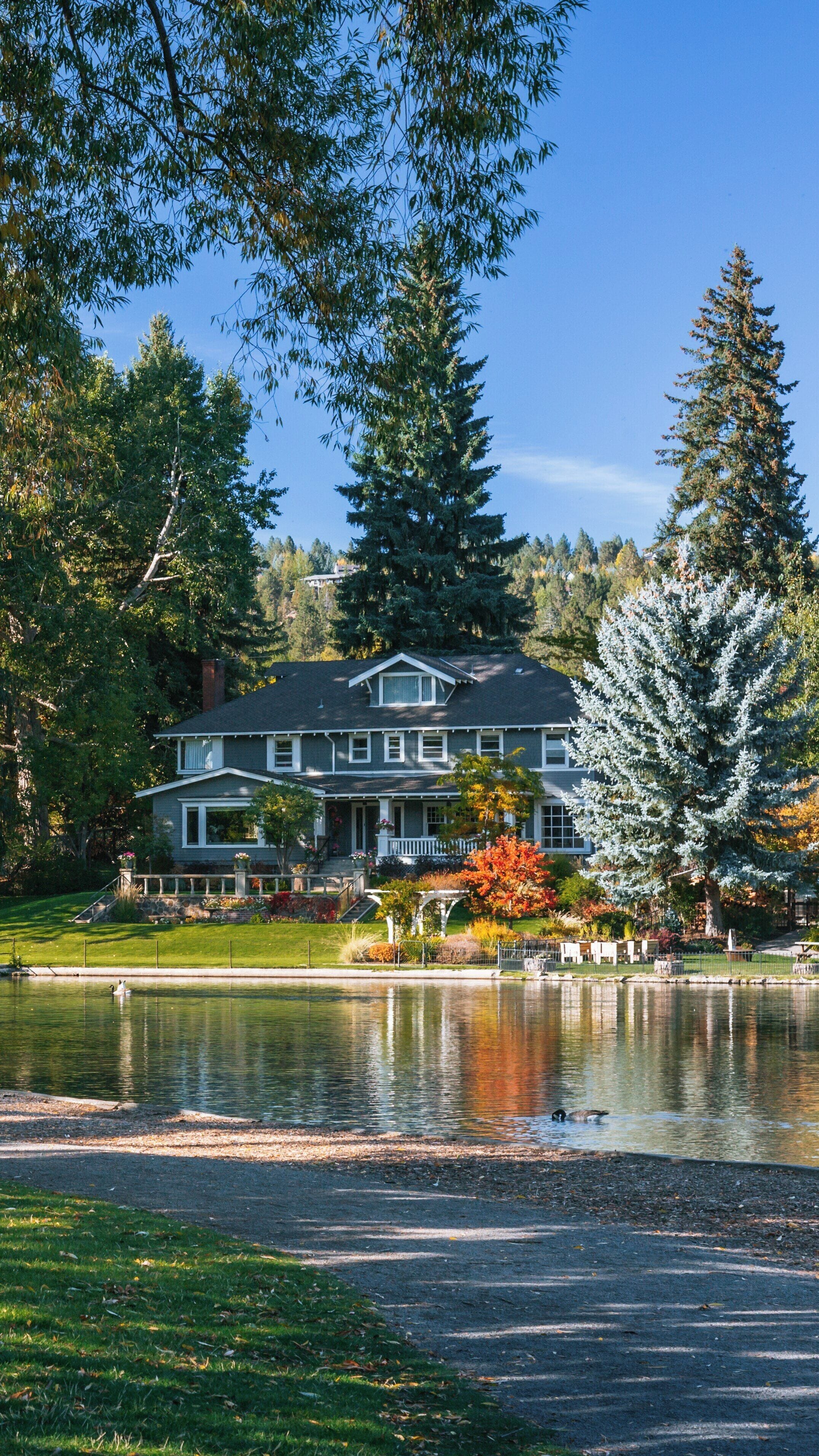 Beautiful fall day at Drake Park by the serene waters of the Old Bend in Bend, Oregon