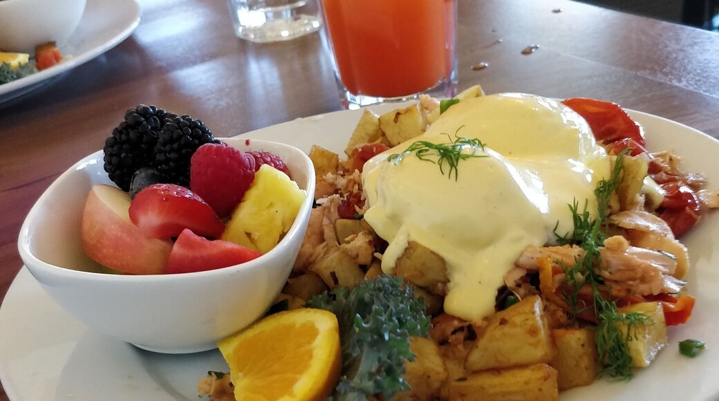 Great stop for breakfast. Lots of fresh local ingredients on the menu. With inside and outside seating. The baked goods are amazing too. This was the Salmon hash and Central Oregon Sunrise.