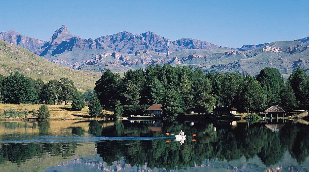 Sierra de Drakensberg que incluye kayak o canoa, montañas y un lago o abrevadero