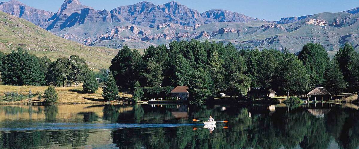 Sierra de Drakensberg que incluye kayak o canoa, montañas y un lago o abrevadero