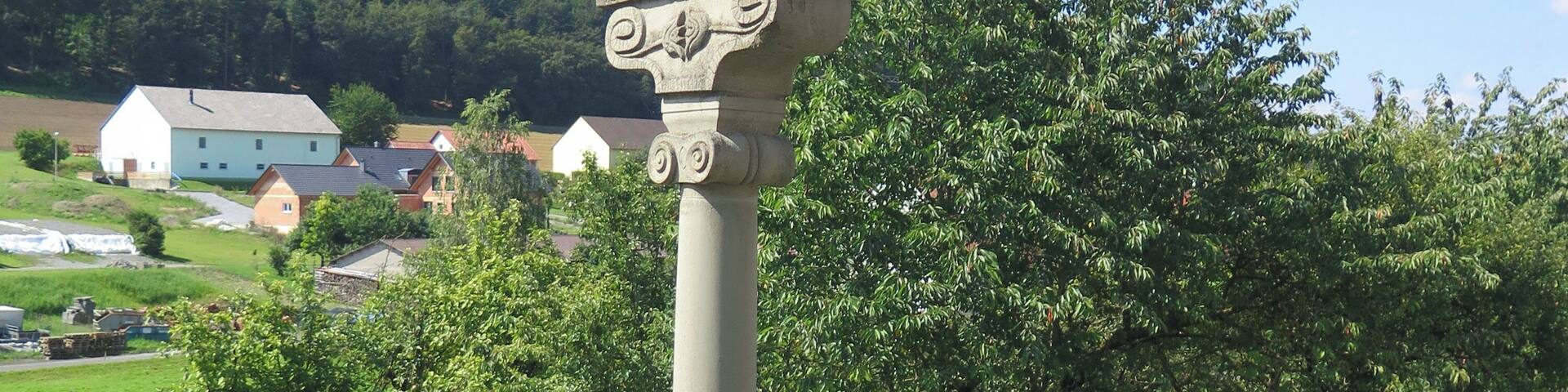 This is a photograph of an architectural monument. It is on the list of cultural monuments of Bayern, no. D-6-72-121-47