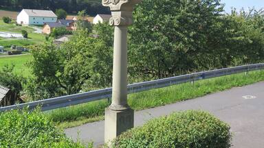 This is a photograph of an architectural monument. It is on the list of cultural monuments of Bayern, no. D-6-72-121-47