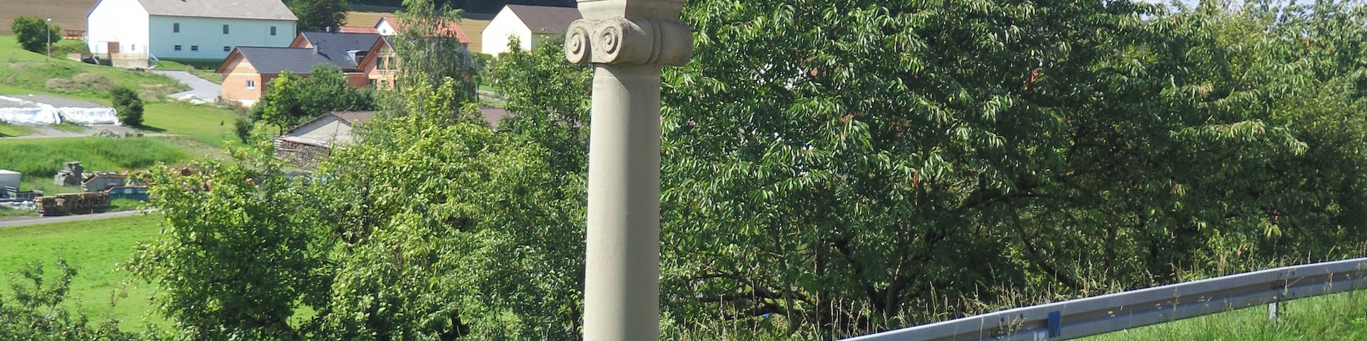 This is a photograph of an architectural monument. It is on the list of cultural monuments of Bayern, no. D-6-72-121-47