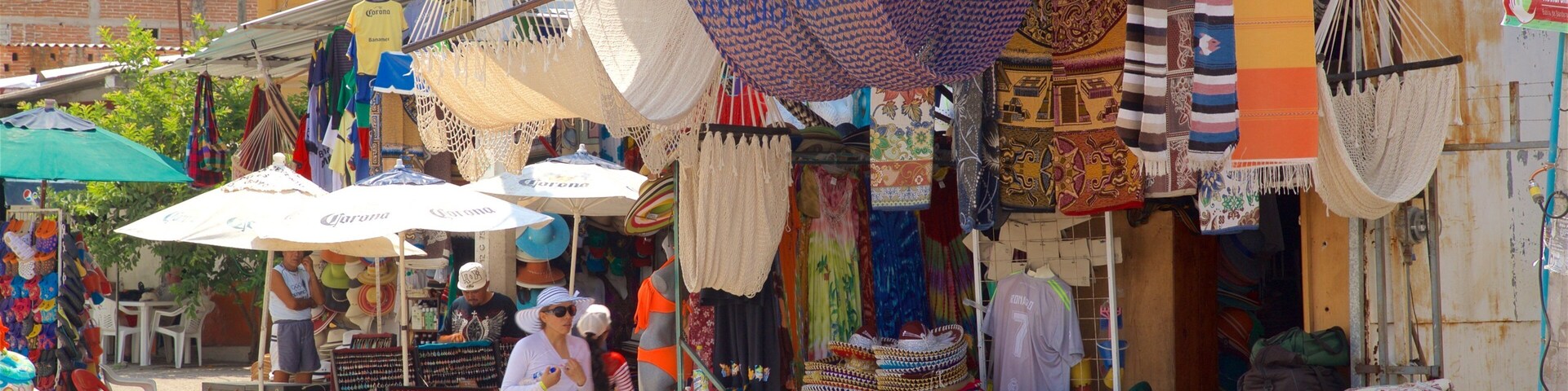 Un mercado con textiles coloridos y sombrillas.