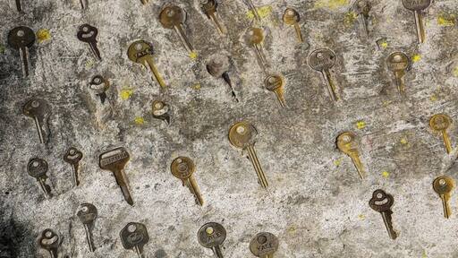 This is a sidewalk in Juayua, El Salvador. I'm not sure where the keys originated, but it's definitely a clever way to recycle; and puts a whole new meaning to the term "Street Art".
#ElSalvador #Juayua #Art