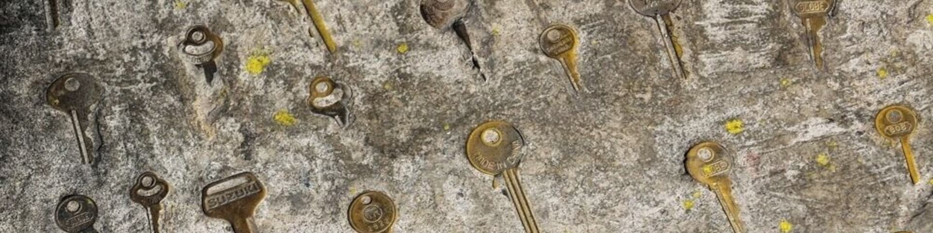 This is a sidewalk in Juayua, El Salvador. I'm not sure where the keys originated, but it's definitely a clever way to recycle; and puts a whole new meaning to the term "Street Art".
#ElSalvador #Juayua #Art