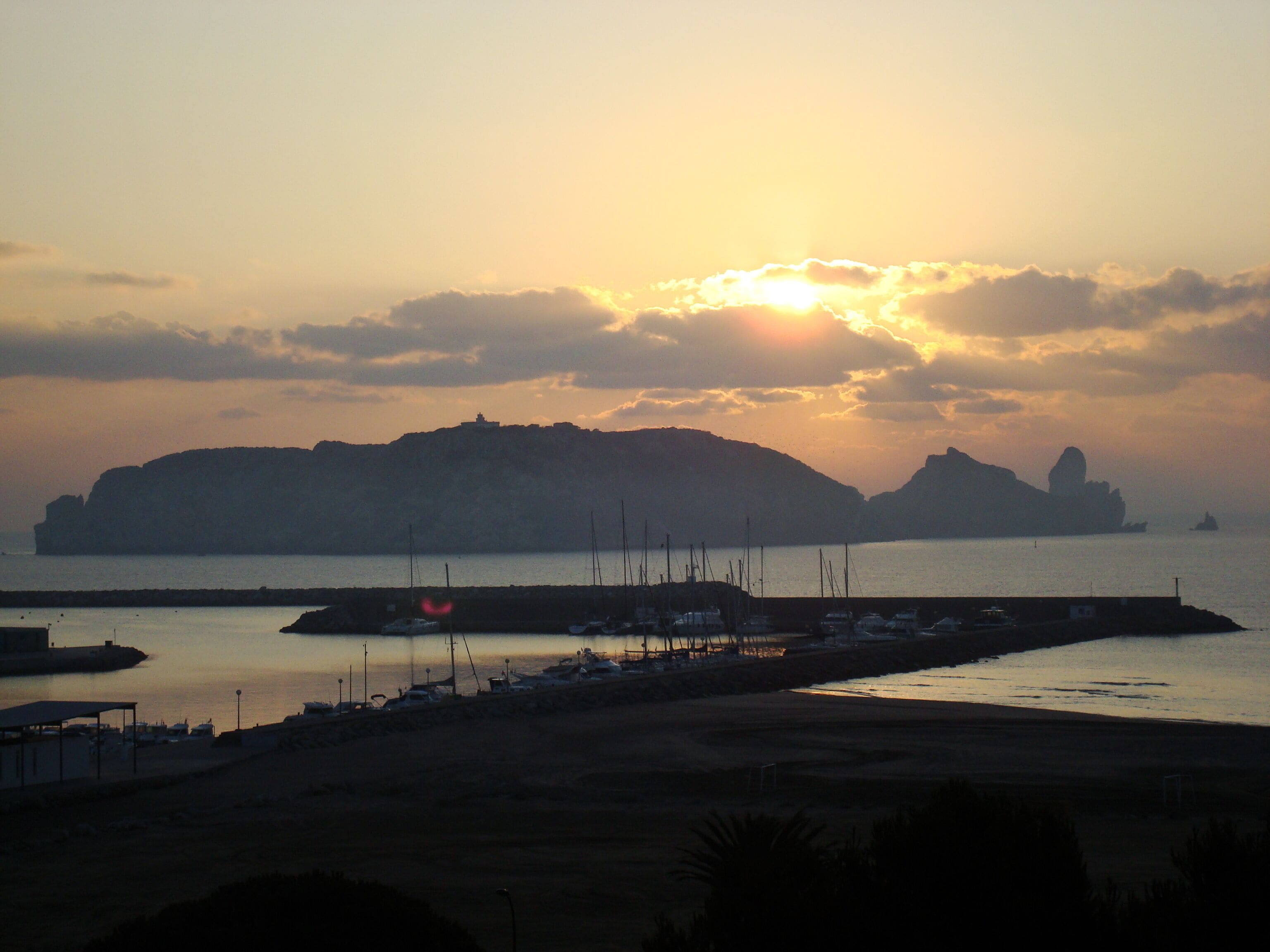 Las Medas al amanecer... un lugar fantastico para bucear! y ademas, es una reserva natural.