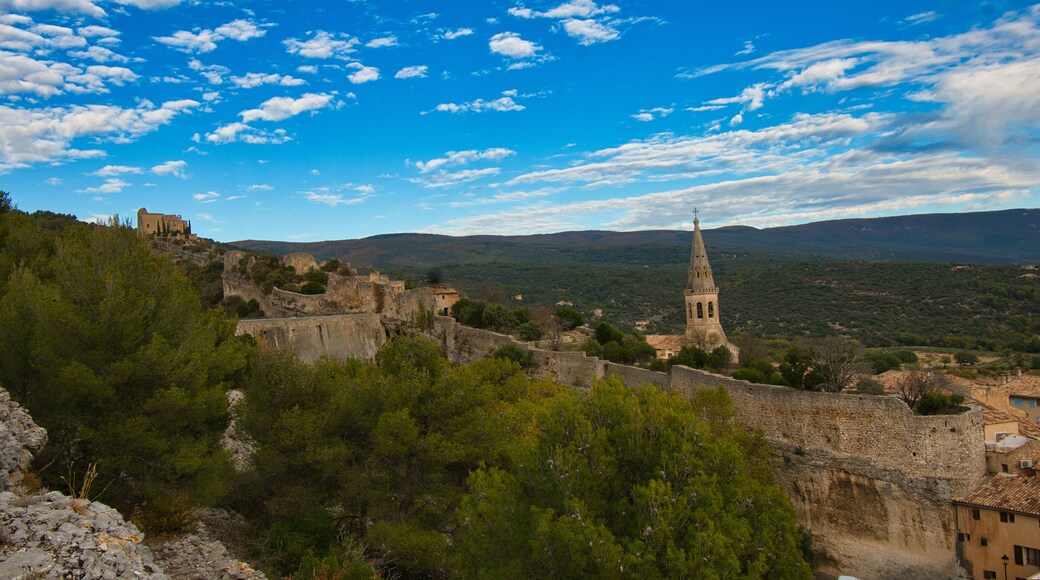Pittoreskes Saint-Saturnin-les-Apt im Luberon in Südfrankreich