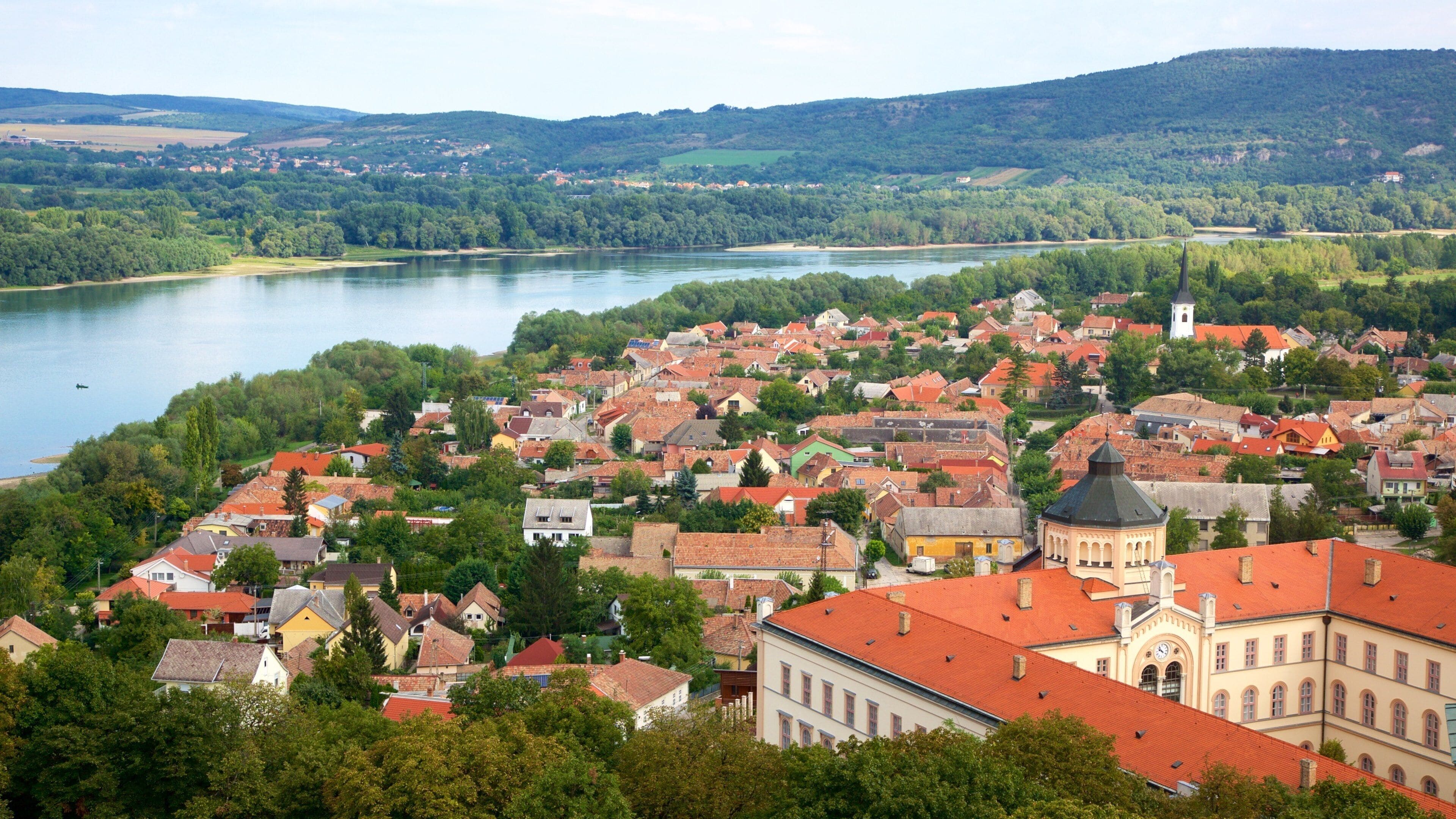 Esztergom som inkluderer elv eller bekk, rolig landskap og liten by eller landsby