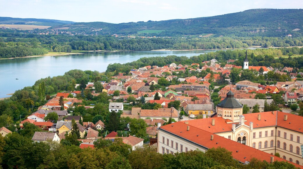 Esztergom som inkluderer elv eller bekk, rolig landskap og liten by eller landsby
