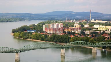 Esztergom montrant pont, riviÚre ou ruisseau et éléments industriels