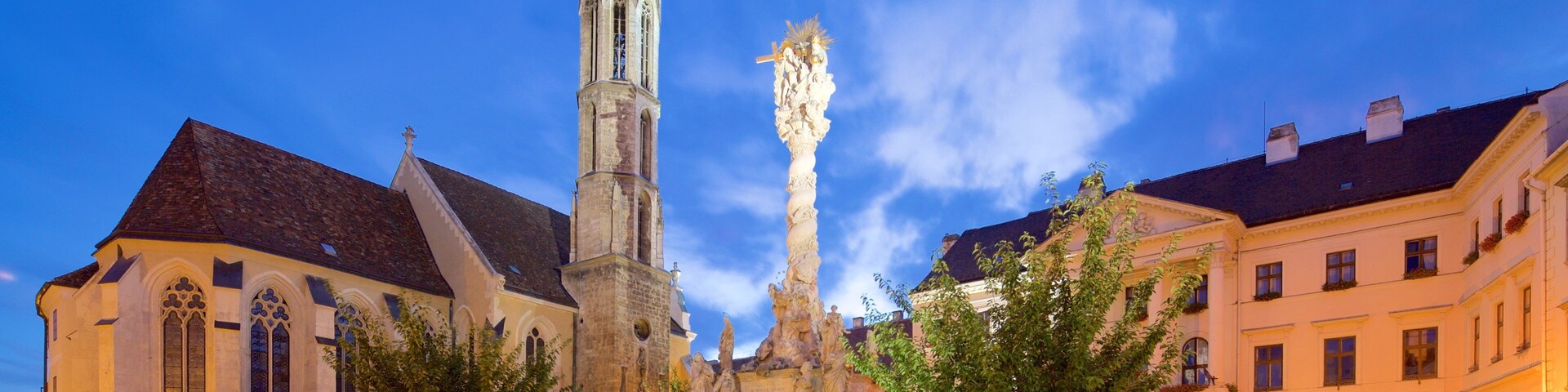 Sopron que inclui uma praça ou plaza, uma igreja ou catedral e um monumento
