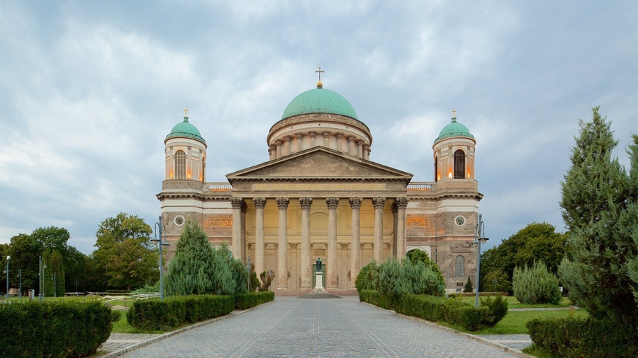 Esztergom which includes religious elements, a church or cathedral and heritage architecture