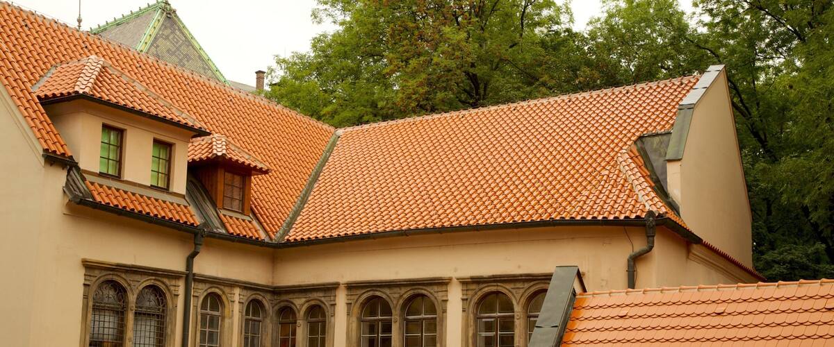 Josefov som viser historiske bygningsværker og et hus