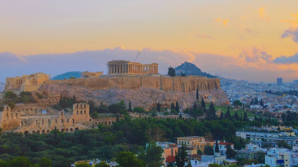 L'Acròpolis d'Atenes, restes antigues i el paisatge urbà inferior.