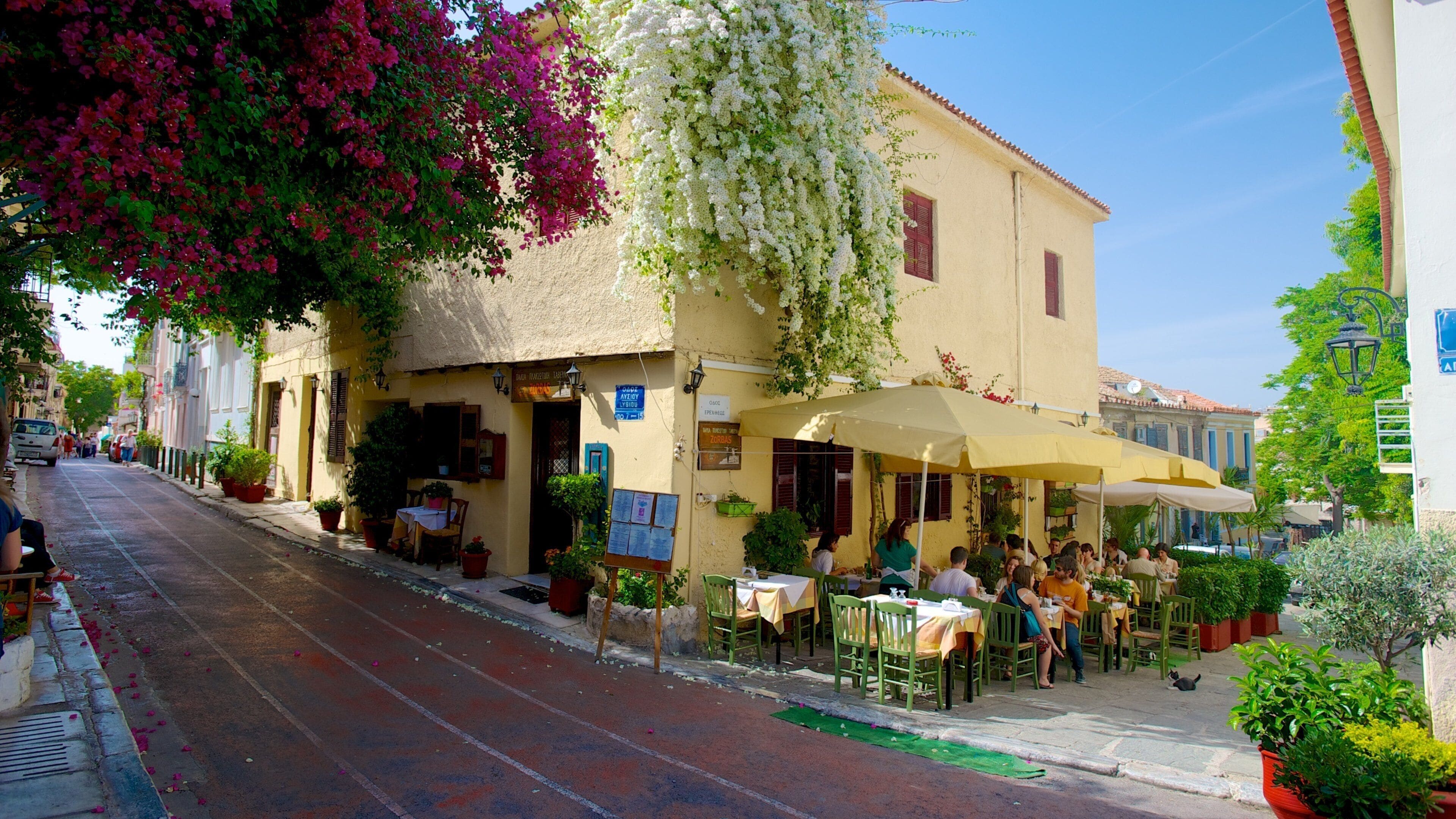 Plaka showing street scenes, outdoor eating and dining out