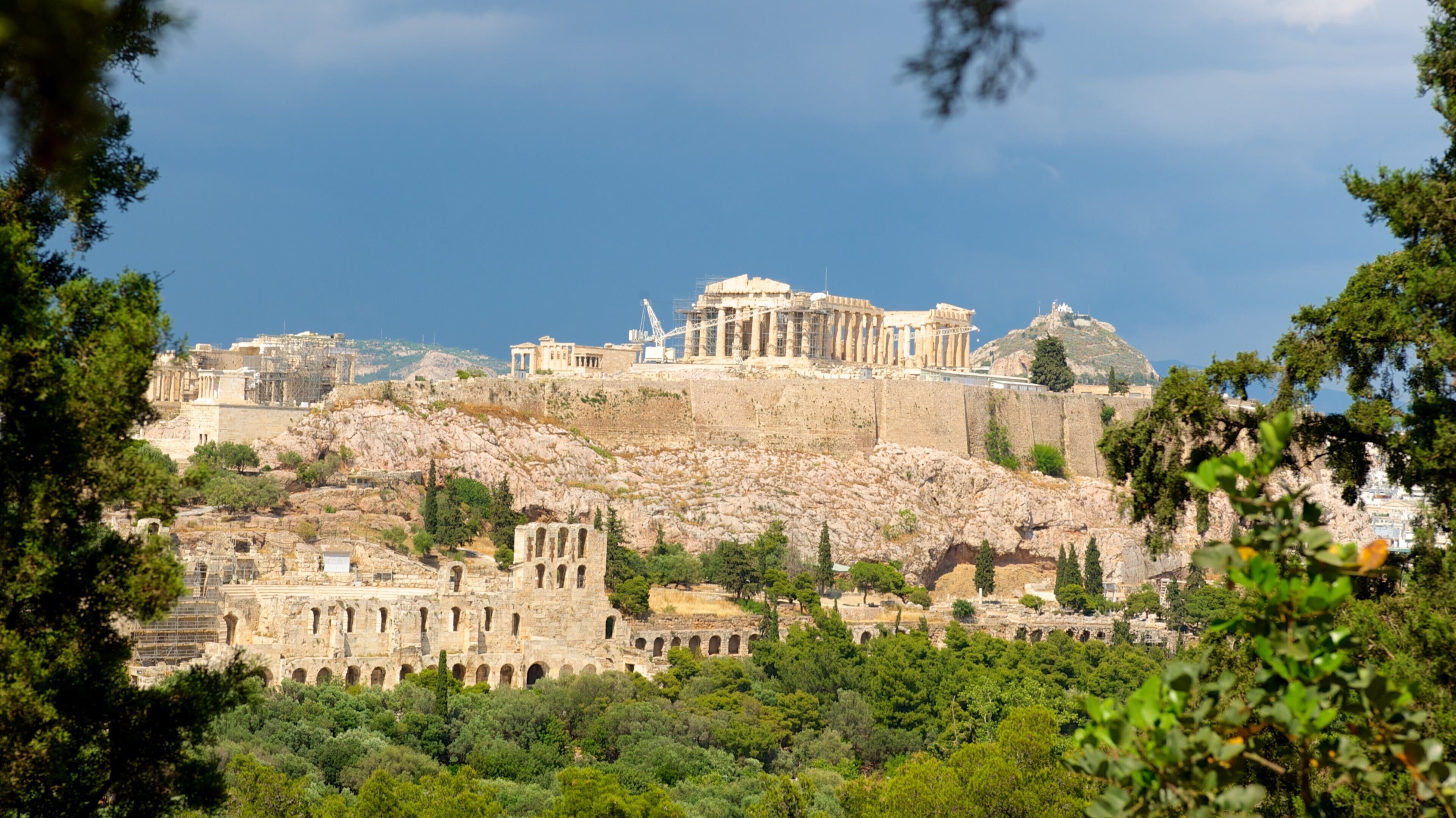Akropolis som visar ett tempel eller plats för dyrkan, en ruin och historiska element
