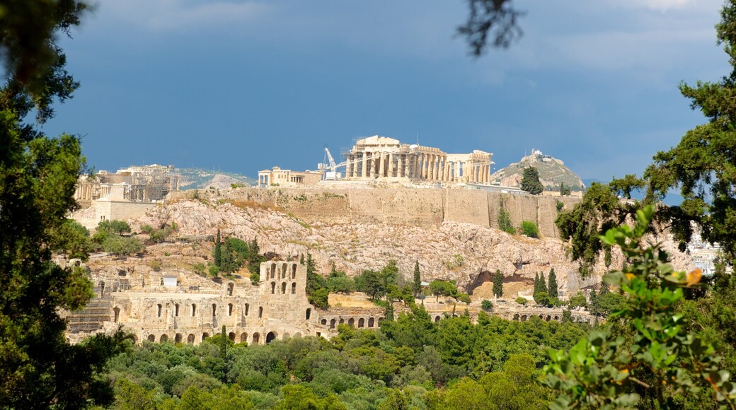 Akropolis som visar ett tempel eller plats för dyrkan, en ruin och historiska element