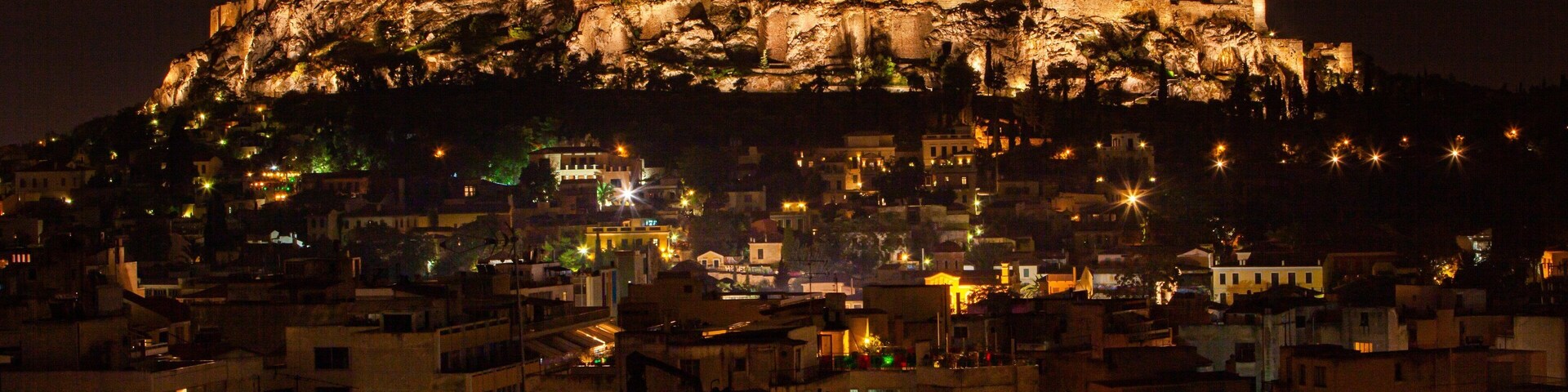 La Acrópolis de Atenas iluminada con luces artificiales en la noche.