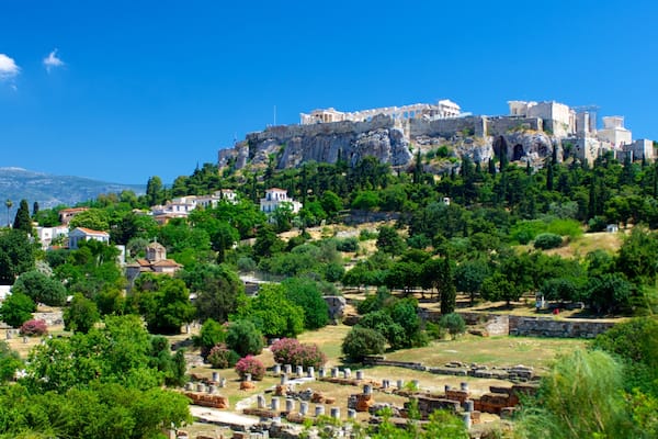 Akropolis presenterar skogslandskap, historiska element och en liten stad eller by