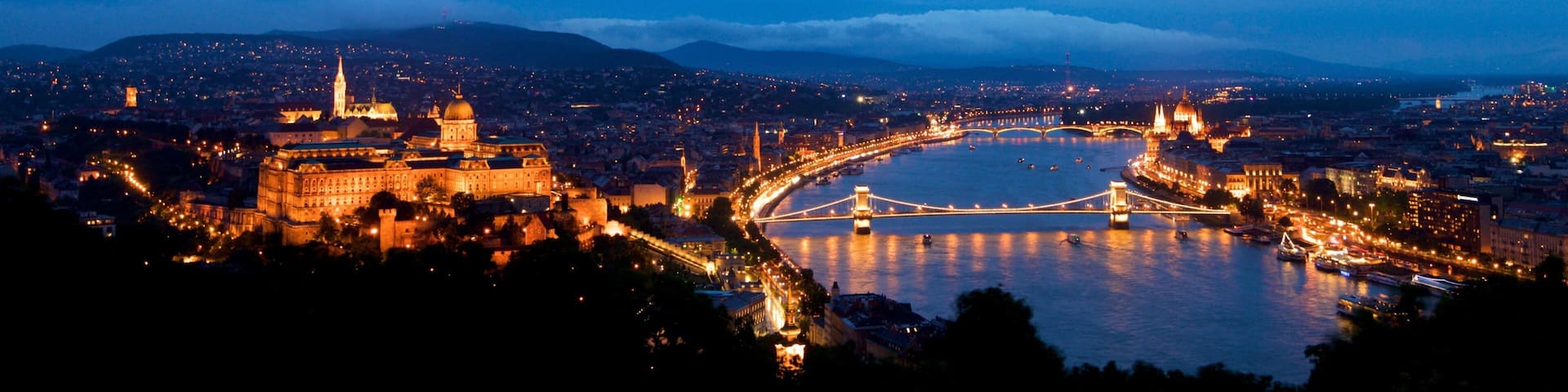 Colline Gellért mettant en vedette riviÚre ou ruisseau, ville et scÚnes de nuit