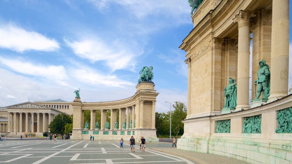 Ein prächtiges neoklassizistisches Gebäude mit großem, offenen Platz, Säulen und Statuen.