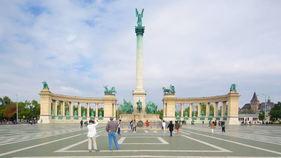 Ein großes Denkmal mit einer hohen zentralen Säule und Statuen an jeder Seite.