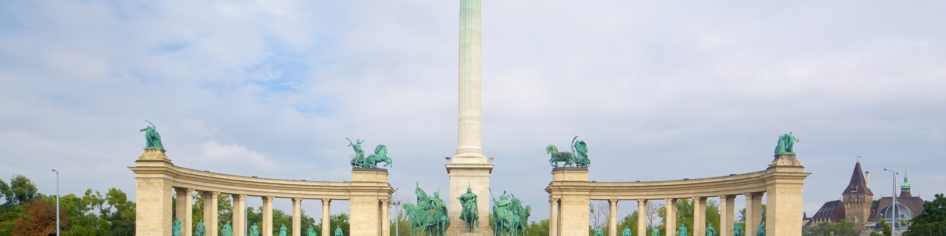 Un monumento grande con una columna central alta y estatuas a ambos lados.