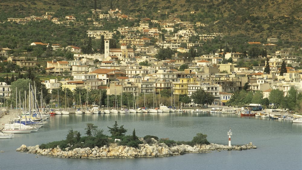 Une ville côtière dotée d’un port de plaisance, de bateaux et d’un phare.