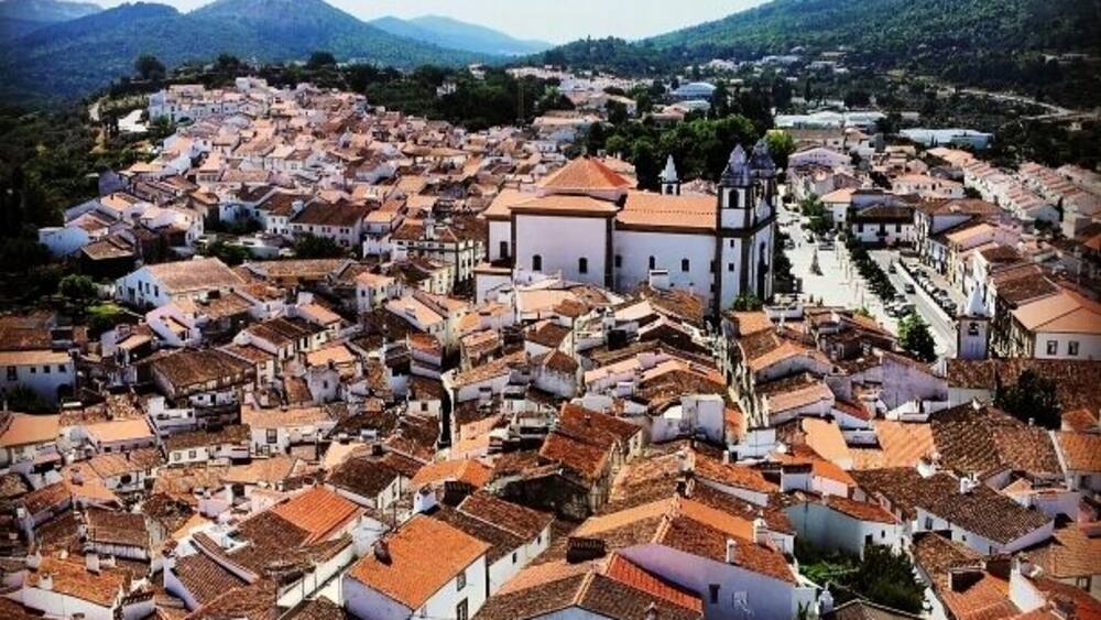 Castelo de Vide is a Portuguese town in the district of Portalegre, Alentejo region and sub-region of Alto Alentejo with about 2300 inhabitants.
It is the seat of a municipality with 264.91 km ? and 3407 inhabitants (2011), divided into 4 parishes. The municipality is bordered by Spain northeast, east by the municipality of Marv?o, south by the municipality of Portalegre, the southwest by the municipality of Crato and west and northwest by the municipality of Nisa.
The romantic character of the town of Castelo de Vide, associated with its gardens, plenty of vegetation, mild climate and proximity to the Serra de S?o Mamede, became known as the "Sintra of Alentejo" (this term is attributed to King D. Pedro V ).