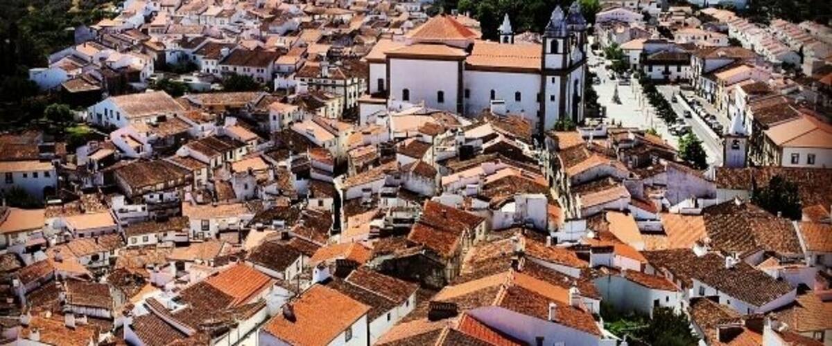 Castelo de Vide is a Portuguese town in the district of Portalegre, Alentejo region and sub-region of Alto Alentejo with about 2300 inhabitants.
It is the seat of a municipality with 264.91 km ? and 3407 inhabitants (2011), divided into 4 parishes. The municipality is bordered by Spain northeast, east by the municipality of Marv?o, south by the municipality of Portalegre, the southwest by the municipality of Crato and west and northwest by the municipality of Nisa.
The romantic character of the town of Castelo de Vide, associated with its gardens, plenty of vegetation, mild climate and proximity to the Serra de S?o Mamede, became known as the "Sintra of Alentejo" (this term is attributed to King D. Pedro V ).