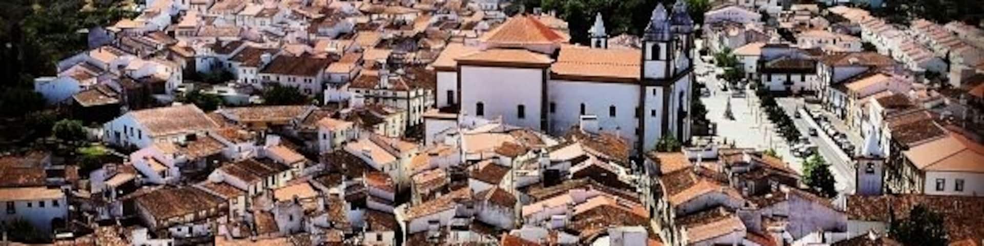Castelo de Vide is a Portuguese town in the district of Portalegre, Alentejo region and sub-region of Alto Alentejo with about 2300 inhabitants.
It is the seat of a municipality with 264.91 km ? and 3407 inhabitants (2011), divided into 4 parishes. The municipality is bordered by Spain northeast, east by the municipality of Marv?o, south by the municipality of Portalegre, the southwest by the municipality of Crato and west and northwest by the municipality of Nisa.
The romantic character of the town of Castelo de Vide, associated with its gardens, plenty of vegetation, mild climate and proximity to the Serra de S?o Mamede, became known as the "Sintra of Alentejo" (this term is attributed to King D. Pedro V ).