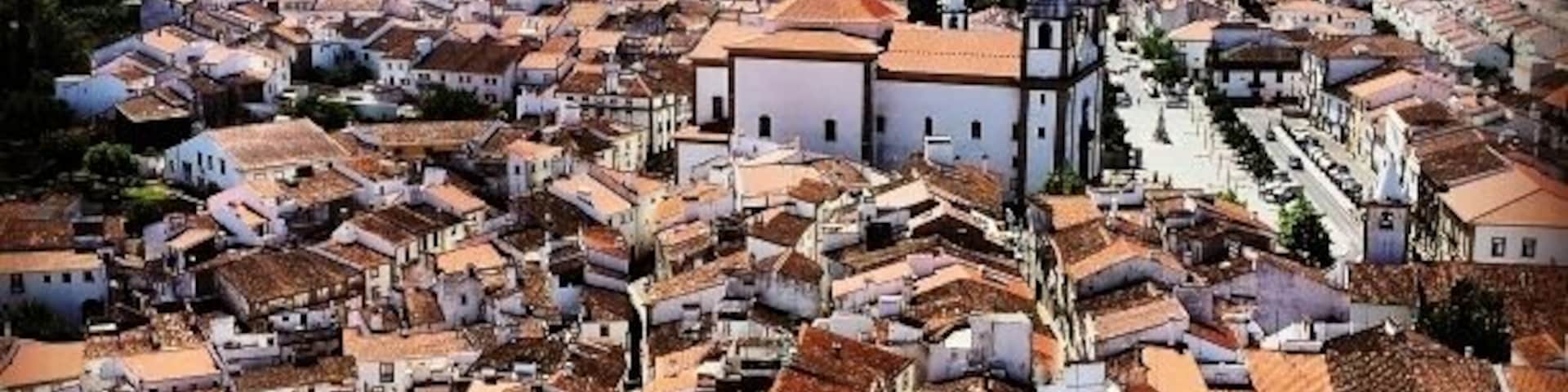 Castelo de Vide is a Portuguese town in the district of Portalegre, Alentejo region and sub-region of Alto Alentejo with about 2300 inhabitants.
It is the seat of a municipality with 264.91 km ? and 3407 inhabitants (2011), divided into 4 parishes. The municipality is bordered by Spain northeast, east by the municipality of Marv?o, south by the municipality of Portalegre, the southwest by the municipality of Crato and west and northwest by the municipality of Nisa.
The romantic character of the town of Castelo de Vide, associated with its gardens, plenty of vegetation, mild climate and proximity to the Serra de S?o Mamede, became known as the "Sintra of Alentejo" (this term is attributed to King D. Pedro V ).