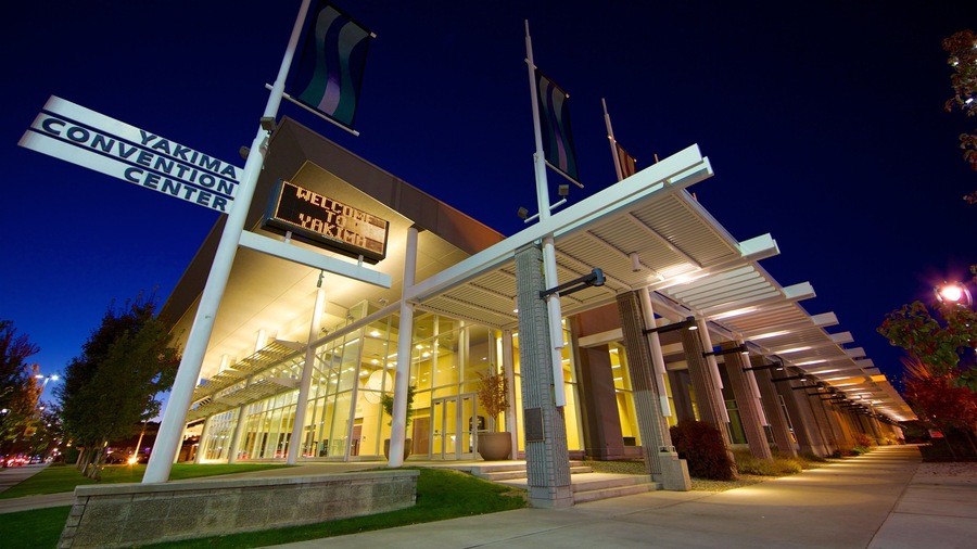 Um edifício moderno com uma placa digital que diz 'Welcome to Yakima Convention Center'.
