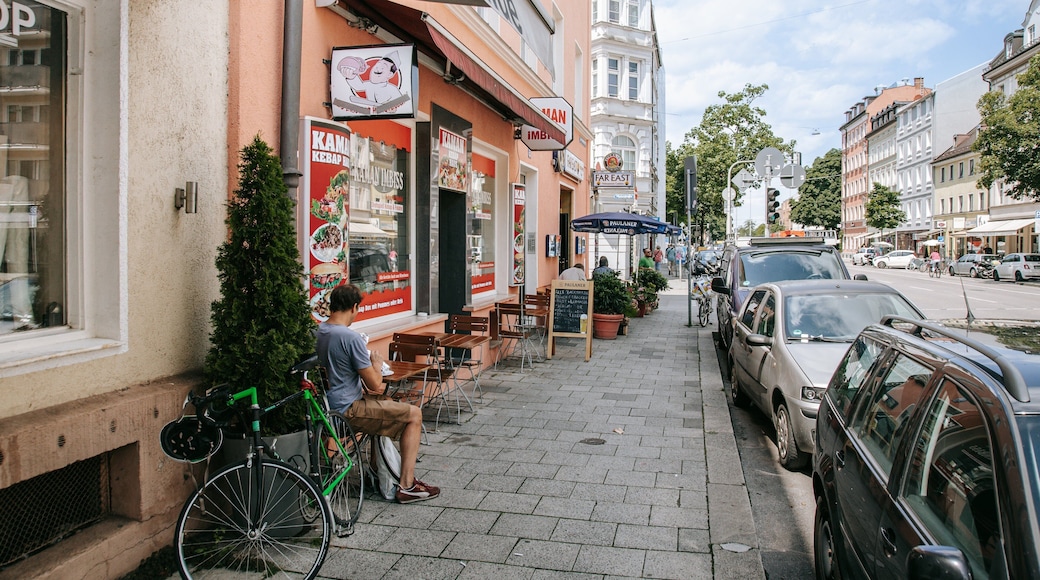Au-Haidhausen featuring street scenes and outdoor eating as well as an individual male