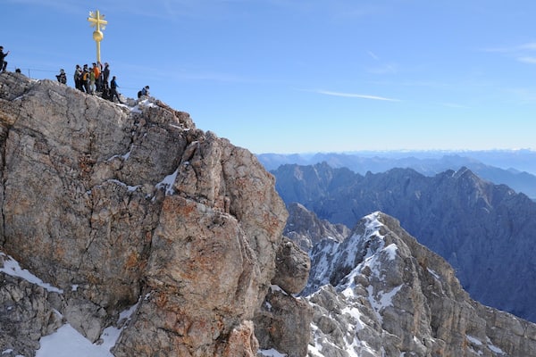 Zugspitze das einen Berge sowie große Menschengruppe