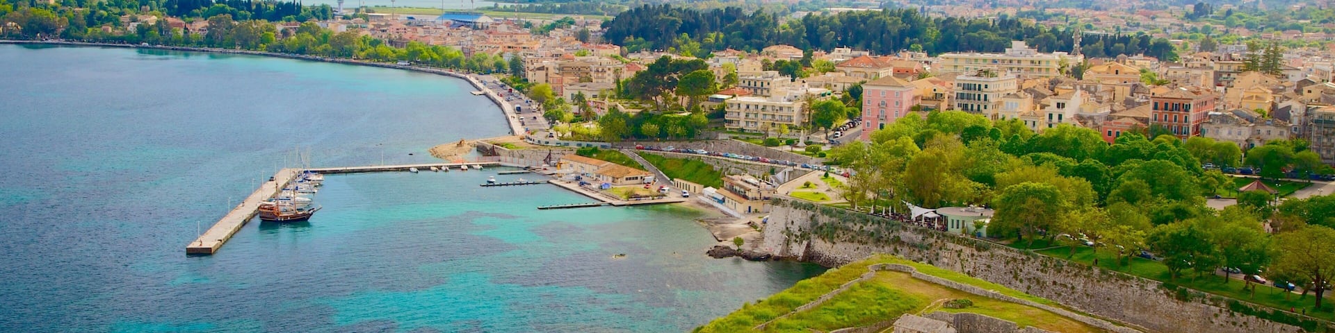 Korfun kaupunki joka esittää lahti tai satama ja rannikkokaupunki