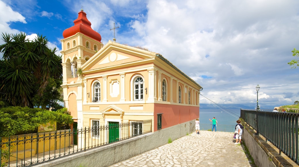 Ciudad de Corfú mostrando patrimonio de arquitectura y una iglesia o catedral
