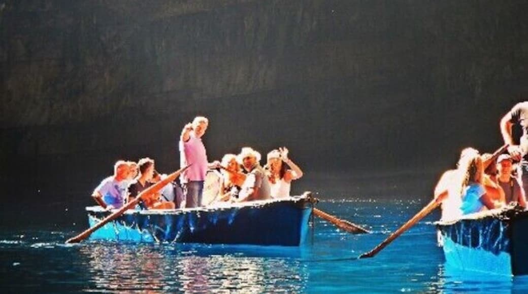 The best blue in Melissani ,a beautiful #lake inside an ancient #cave...a rare and amazing #natural phenomenon in the #island of Cefalonia, #Greece 🚣🚣🌊
An unforgettable #boat_tour