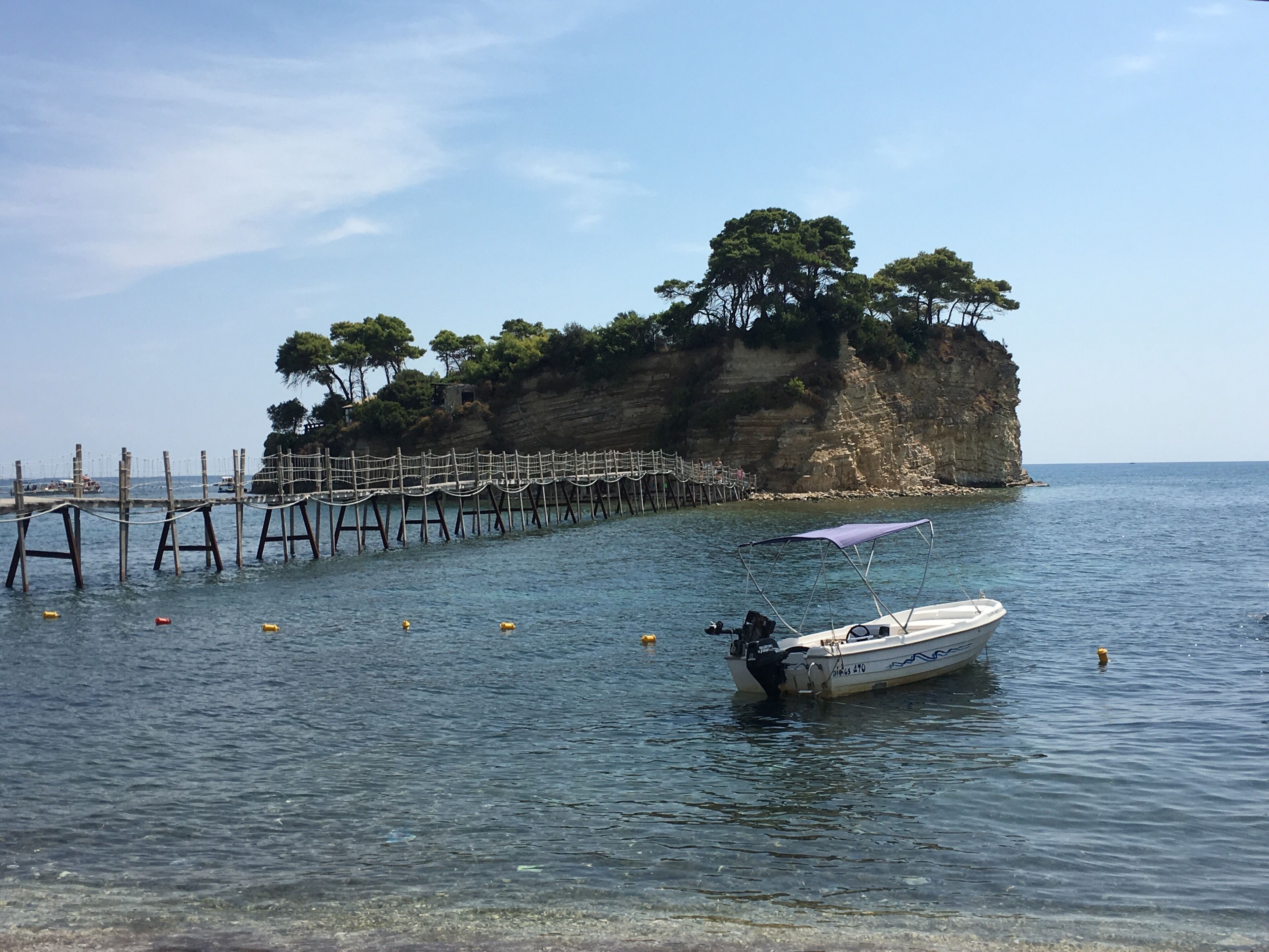 Round the back of the island a beautiful tiny beach. They call the ‘Club’.