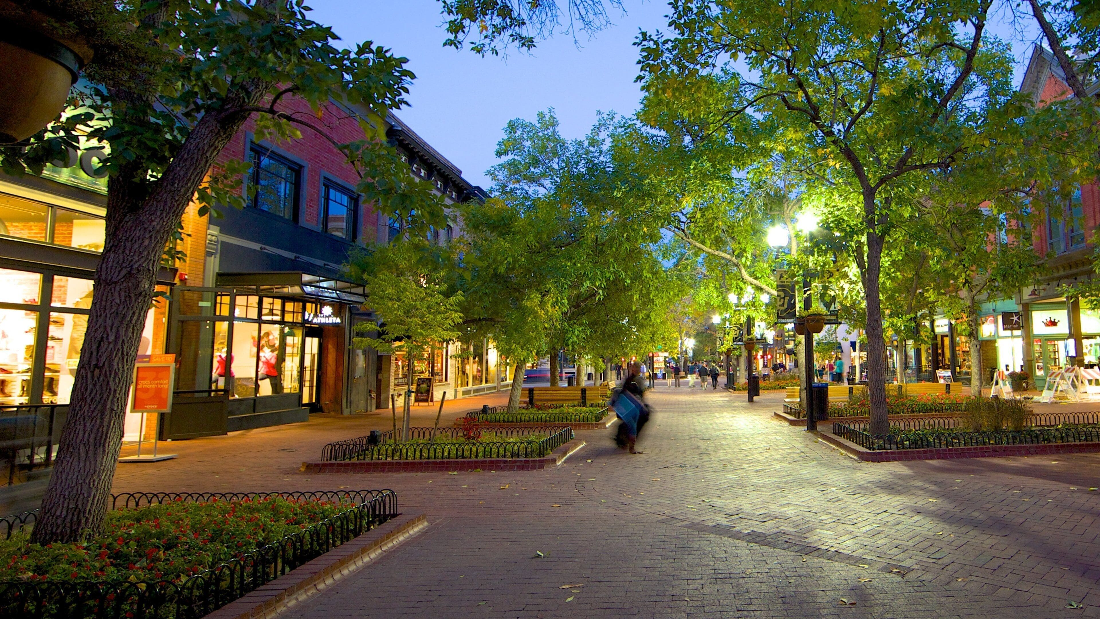 Boulder que incluye una pequeña ciudad o pueblo, escenas urbanas y escenas nocturnas