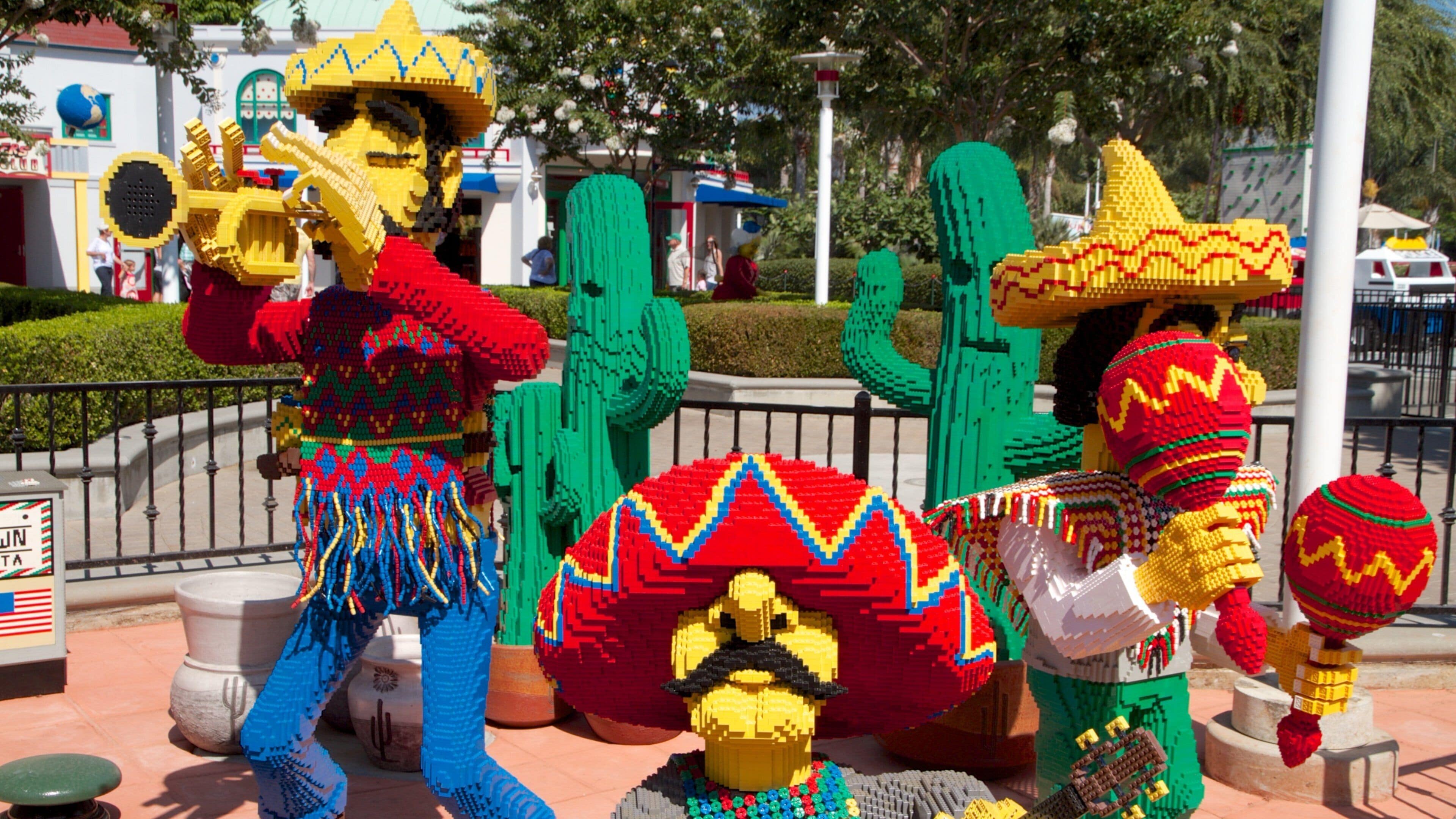 Parque temático Legoland California mostrando arte al aire libre y paseos