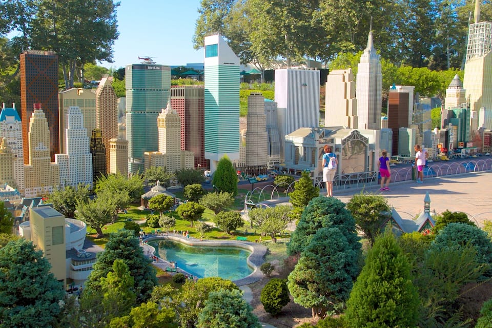 Una ciudad en miniatura con diversos edificios y un pequeño estanque.