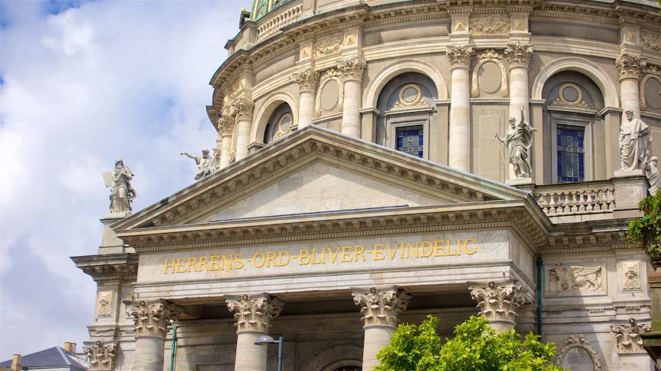 A classical building with ornate columns and statues, featuring the inscription "HERREN-ORD-BLIVER-EVINDELIG".