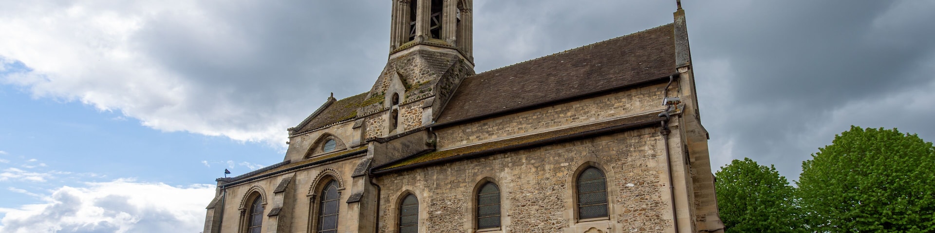 Vue extérieure de l'église catholique Saint-Martin-et-Saint-Blaise, située à Louveciennes, France, dans le département français des Yvelines